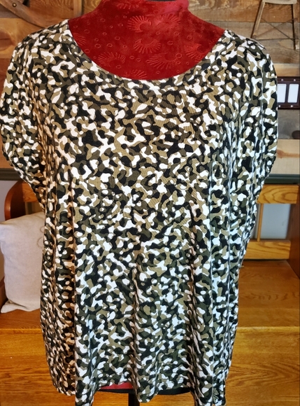 MICHAEL Michael Kors Camo Knit Elliptical Hem T Shirt - Picture 2 of 6